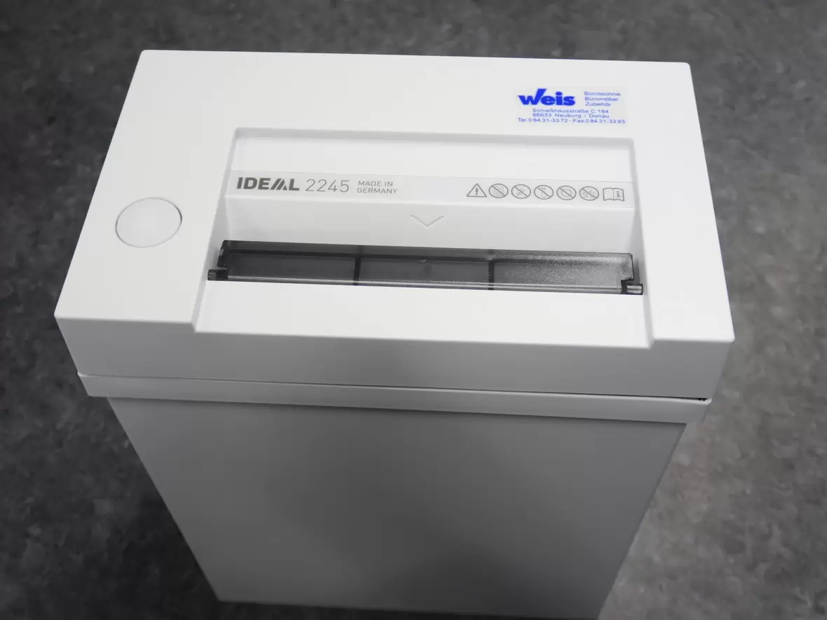 schredder-fuers-buero-in-weiss-mit-sicherheitsvorrichtung-und-grossen-bedienknopf